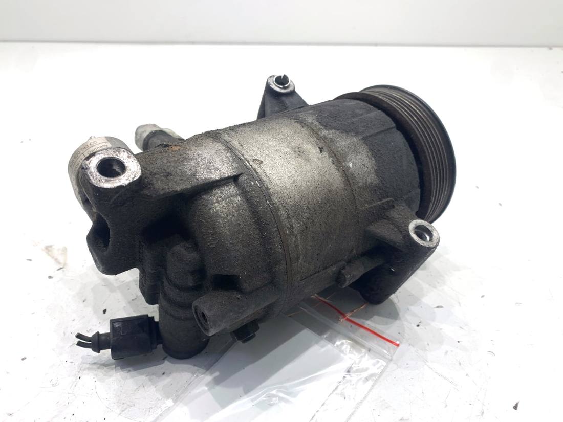 Компрессор кондиционера Volkswagen Passat B7 5K0820803A — фото детали 3