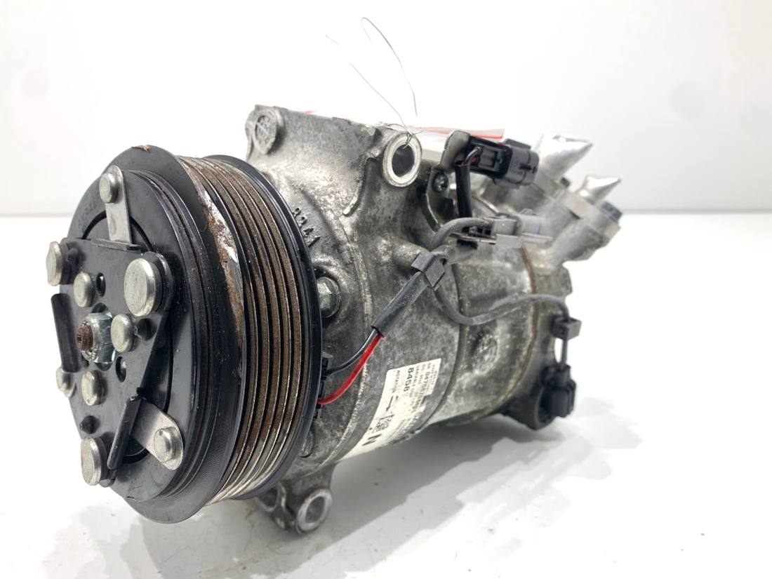 Компрессор кондиционера Nissan Qashqai 926006UB0A