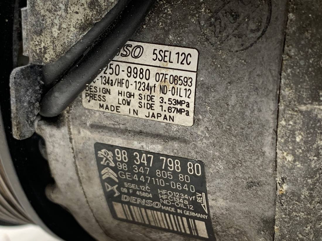 Компресор кондиціонера Opel Corsa F 9834779880 — фото деталі 4