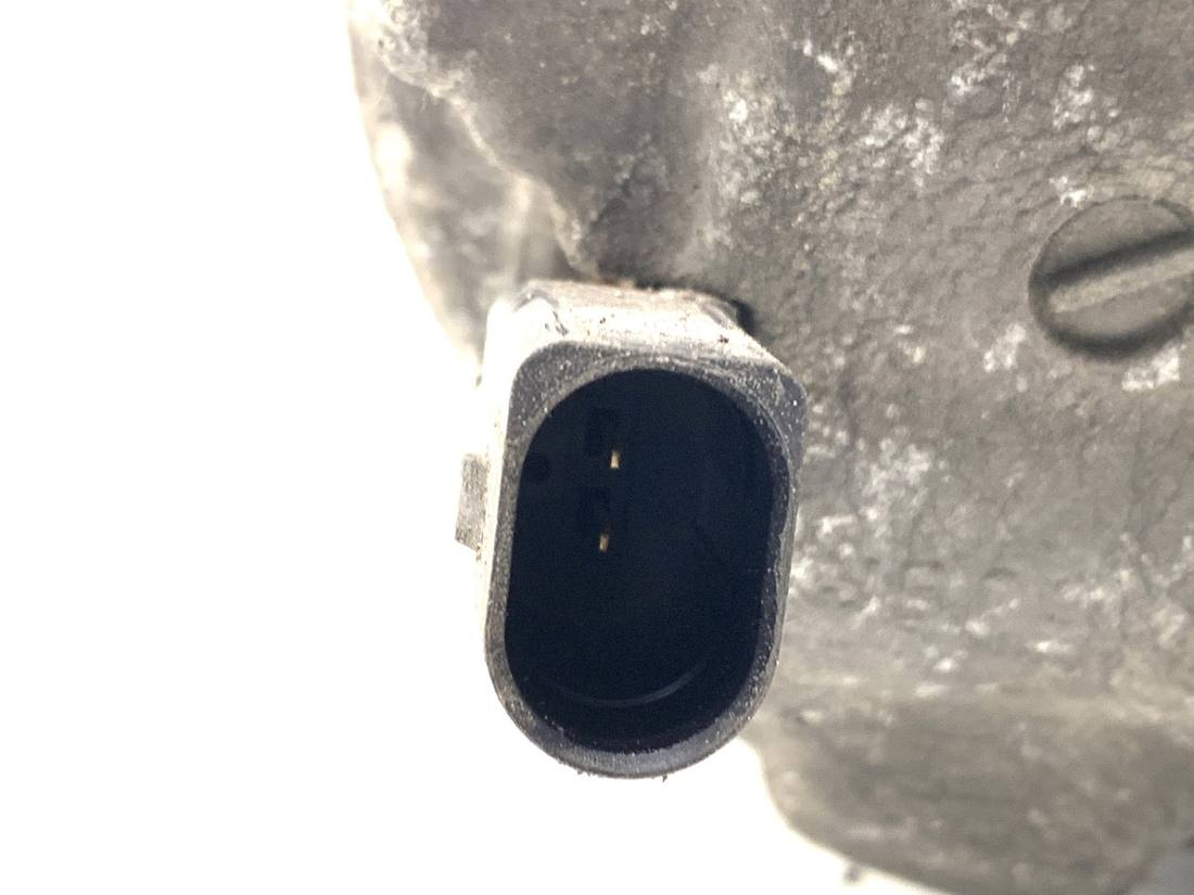Компрессор кондиционера Volkswagen Passat B8 5Q0820803F — фото детали 3