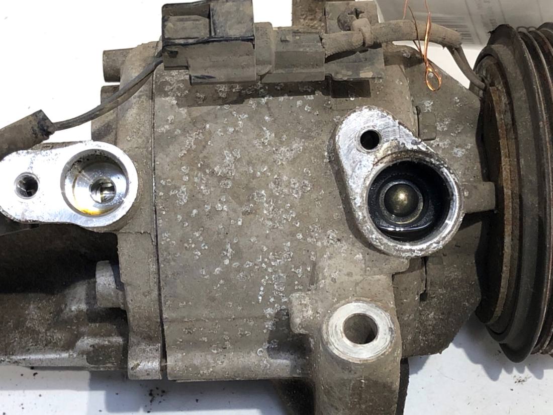 Компрессор кондиционера Dacia Sandero 926000287R — фото детали 3