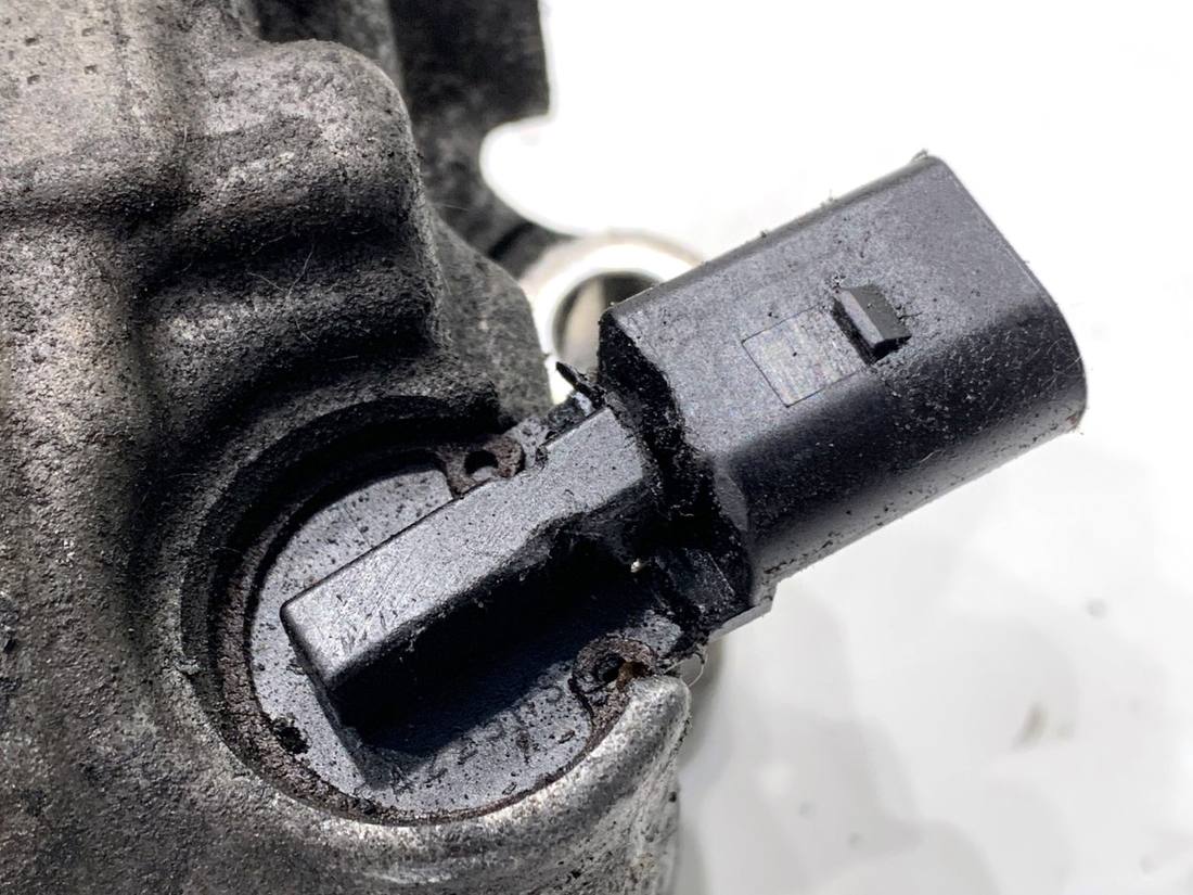 Компресор кондиціонера Volkswagen Golf 7 5Q0820803 — фото деталі 5