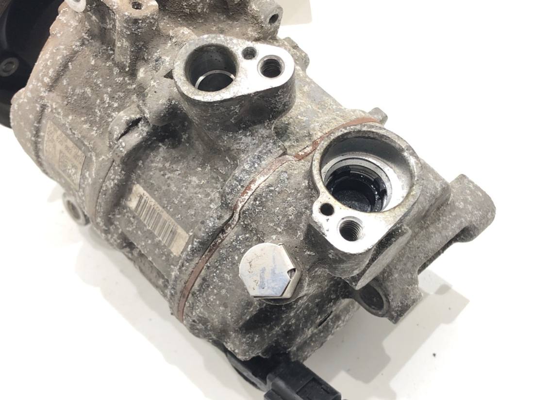 Компрессор кондиционера Volkswagen Golf 7 5Q0820803 — фото детали 3