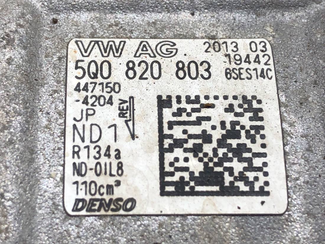 Компрессор кондиционера Volkswagen Golf 7 5Q0820803 — фото детали 6