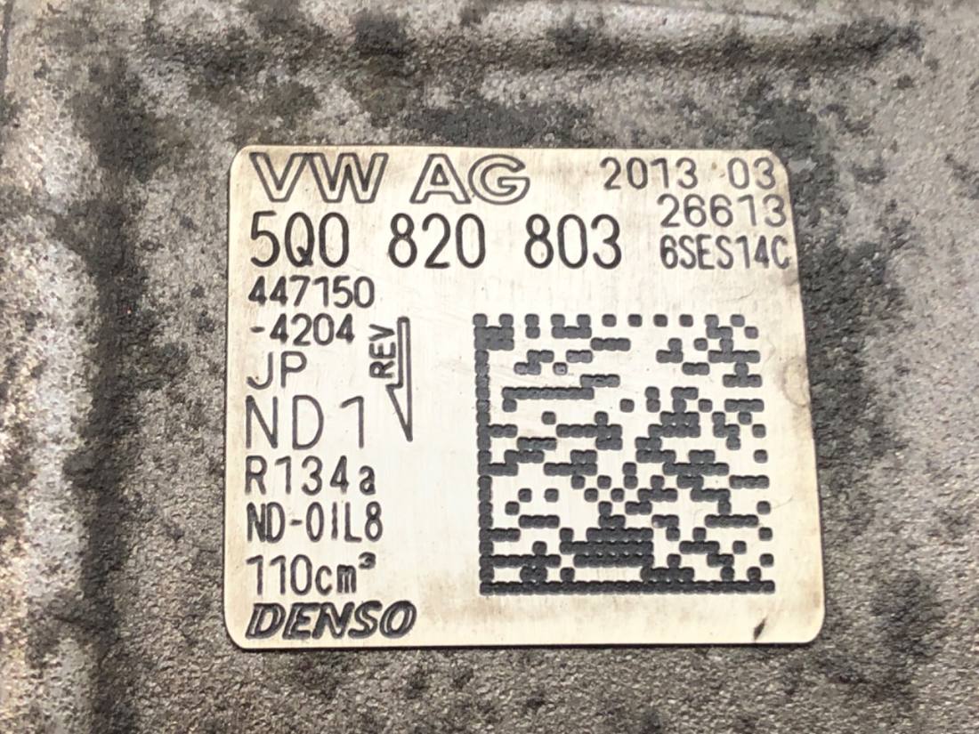 Компресор кондиціонера Volkswagen Golf 7 5Q0820803 — фото деталі 4